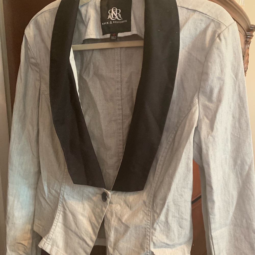 Fitted cropped denim and black blazer